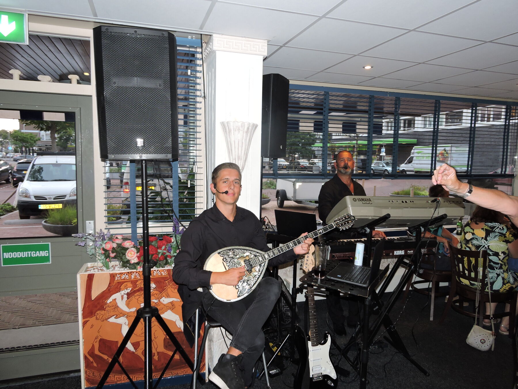 Muzikant met bouzouki bij Plato