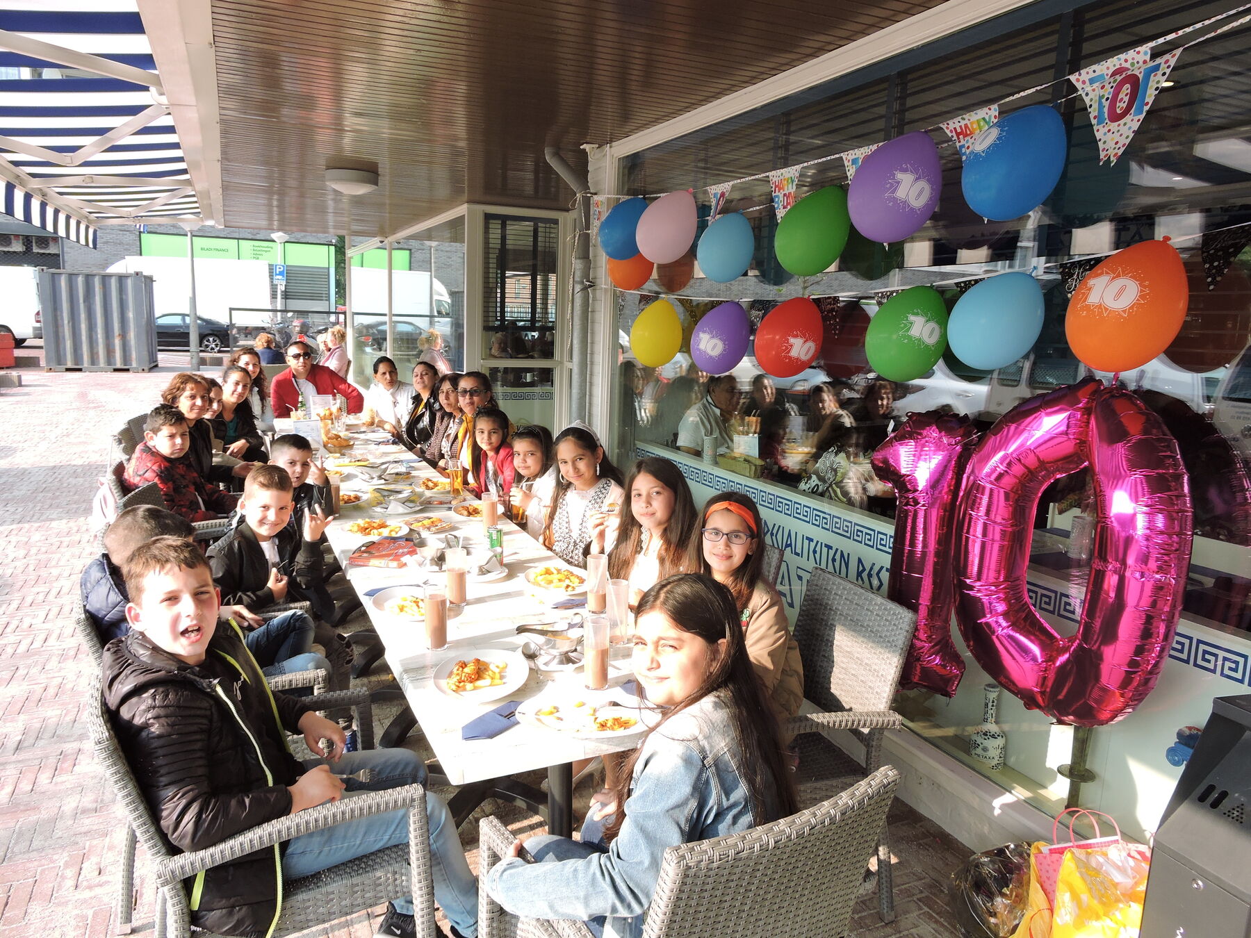 Verjaardagsfeest met een lange tafel bij Plato