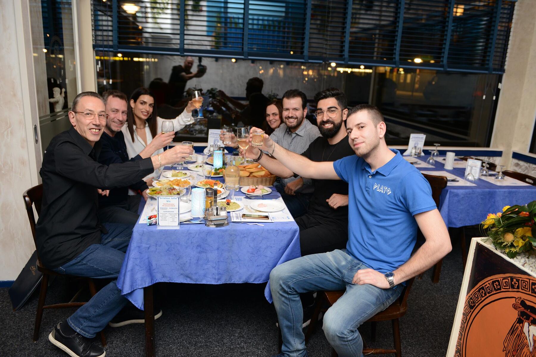 Gezelschap aan tafel