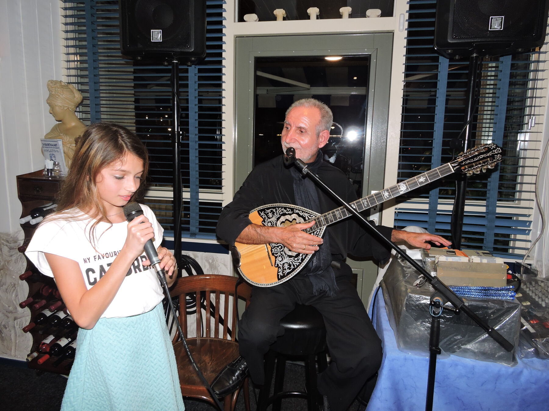 Live optreden met bouzouki bij Plato