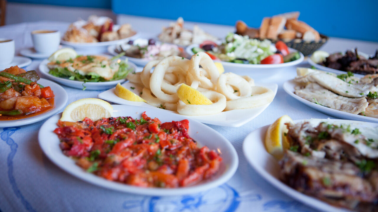 Een tafel vol Griekse gerechten bij Plato