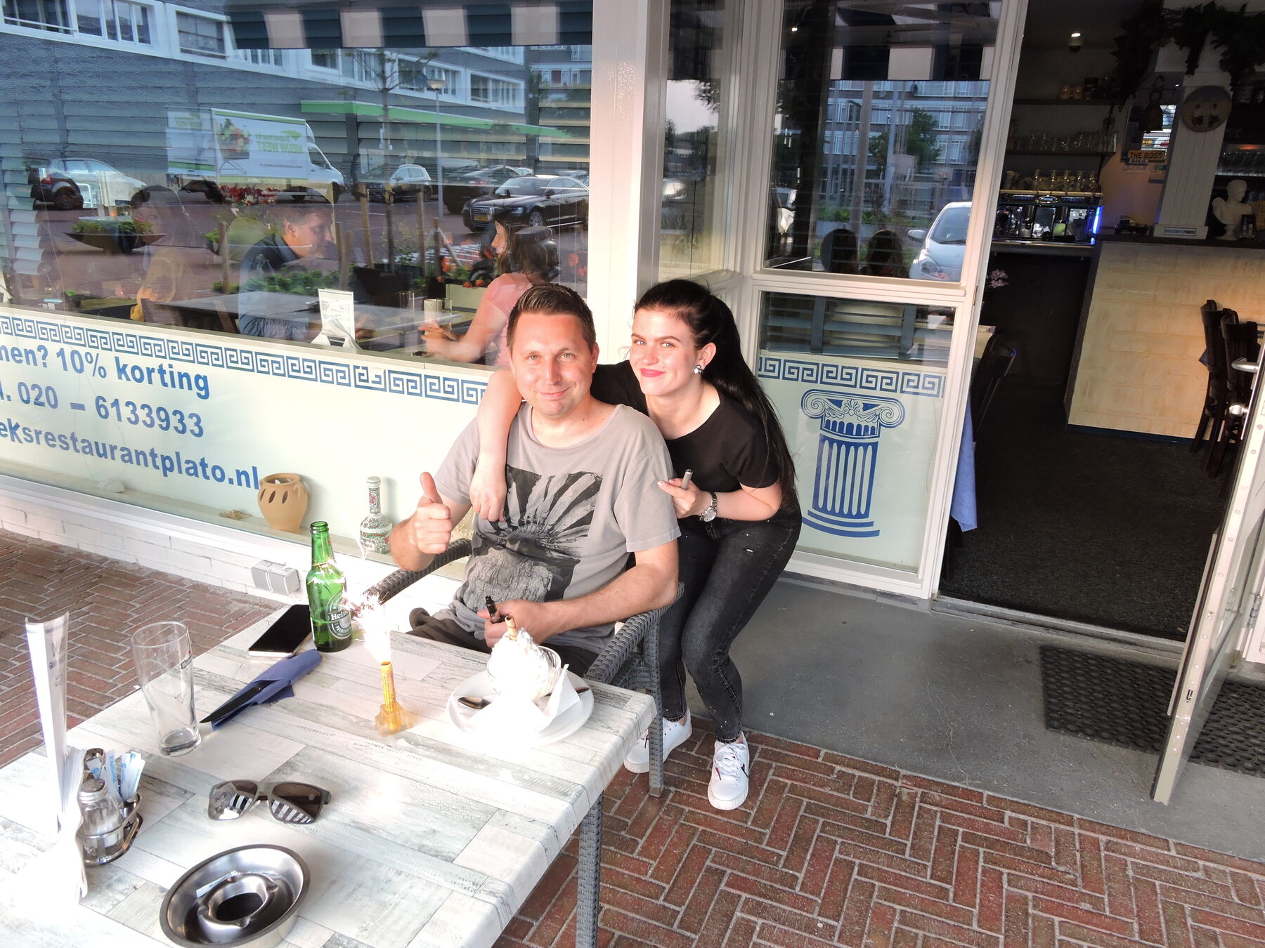 Gasten op het terras van Plato